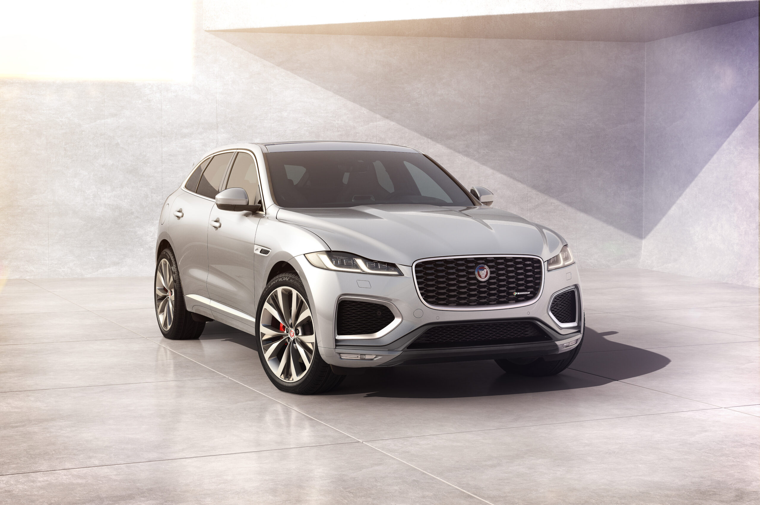 Jag F PACE 22MY 02 R Dynamic Exterior Front 3 4 110821